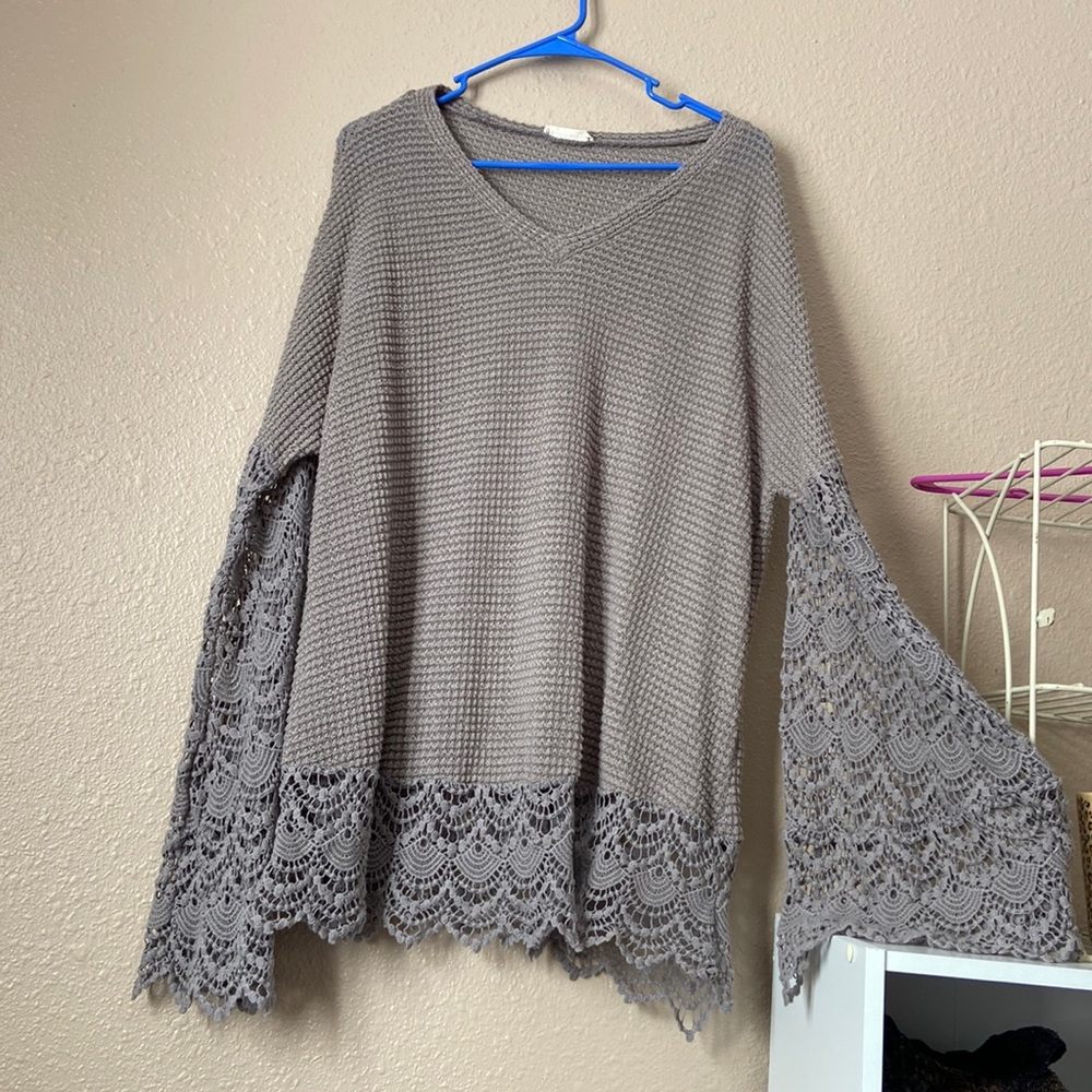 Oversized small trumpet sleeve long shirt